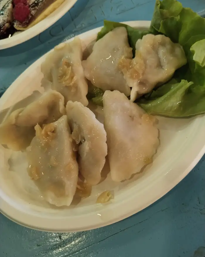 Talerz pierogów z sałatą