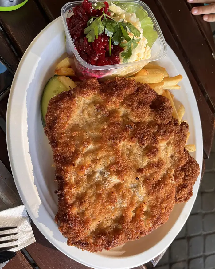 Duży kotlet schabowy z frytkami i surówkami